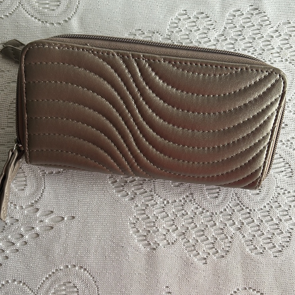 Ladies Wallet . - Picture 5 of 7